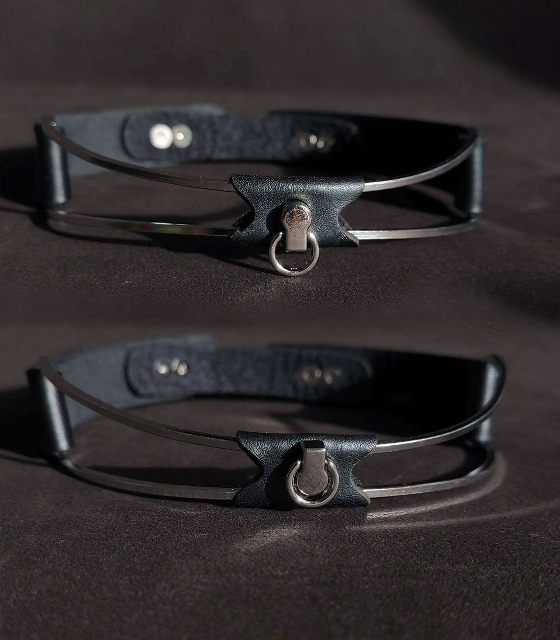 schwarzes Lederhalsband mit silbernem Edelstahlbügel, abnehmbarem O-Ring und Steckverschluss über Stopper