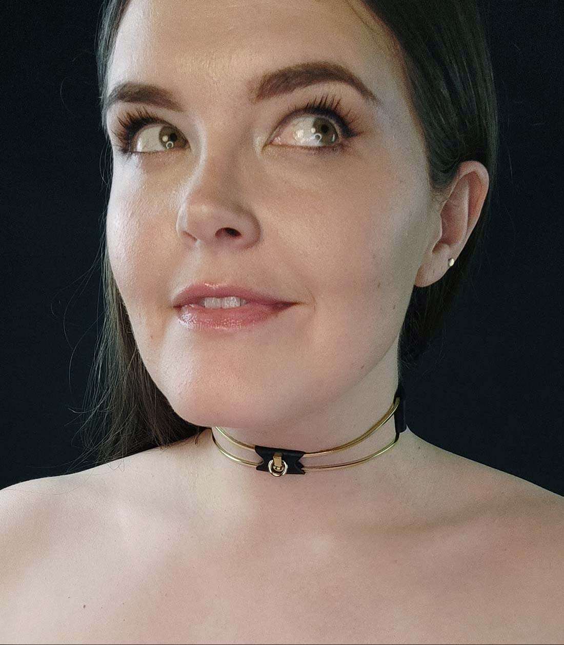 Gründerin von Make Me mit goldenem Steellink Collar